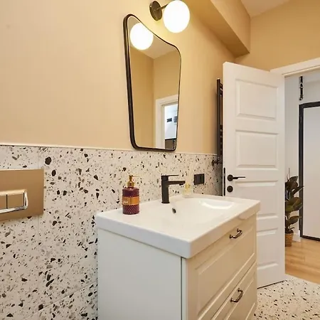 Private Building 12 Bedroom In Center