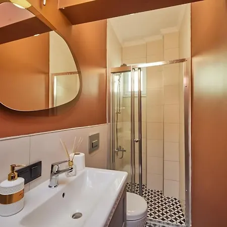 Private Building 12 Bedroom In Center *