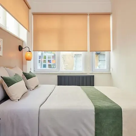 Private Building 12 Bedroom In Center