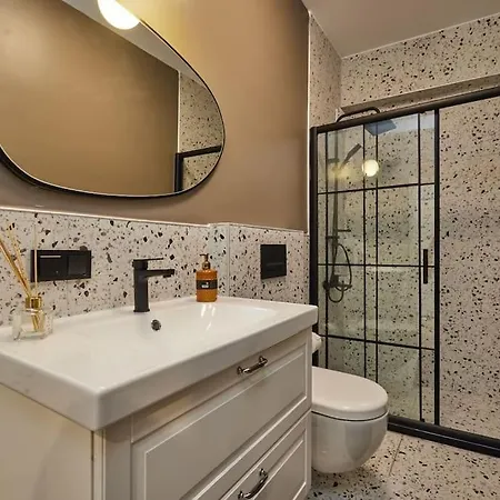 Private Building 12 Bedroom In Center *