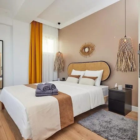 Private Building 12 Bedroom In Center
