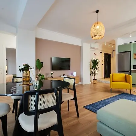 Private Building 12 Bedroom In Center