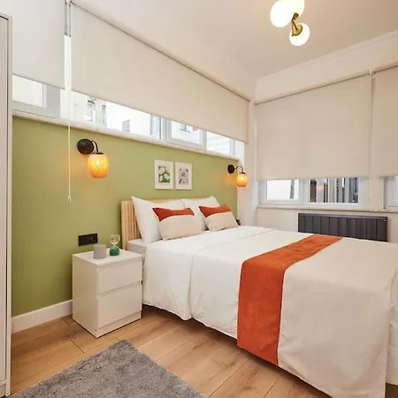 Private Building 12 Bedroom In Center